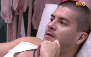 Arthur Aguiar perfuma o pênis no BBB22 (Foto: Reprodução / Globoplay)