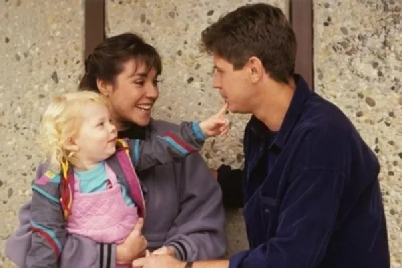 Bebê Sky Mengel na série Neighbours (Foto: Divulgação)