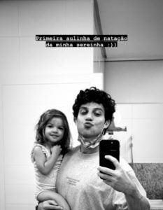 Stories de Chay Suede junto com a filha Maria na primeira aula de natação da pequena (Foto: Reprodução/Instagram)