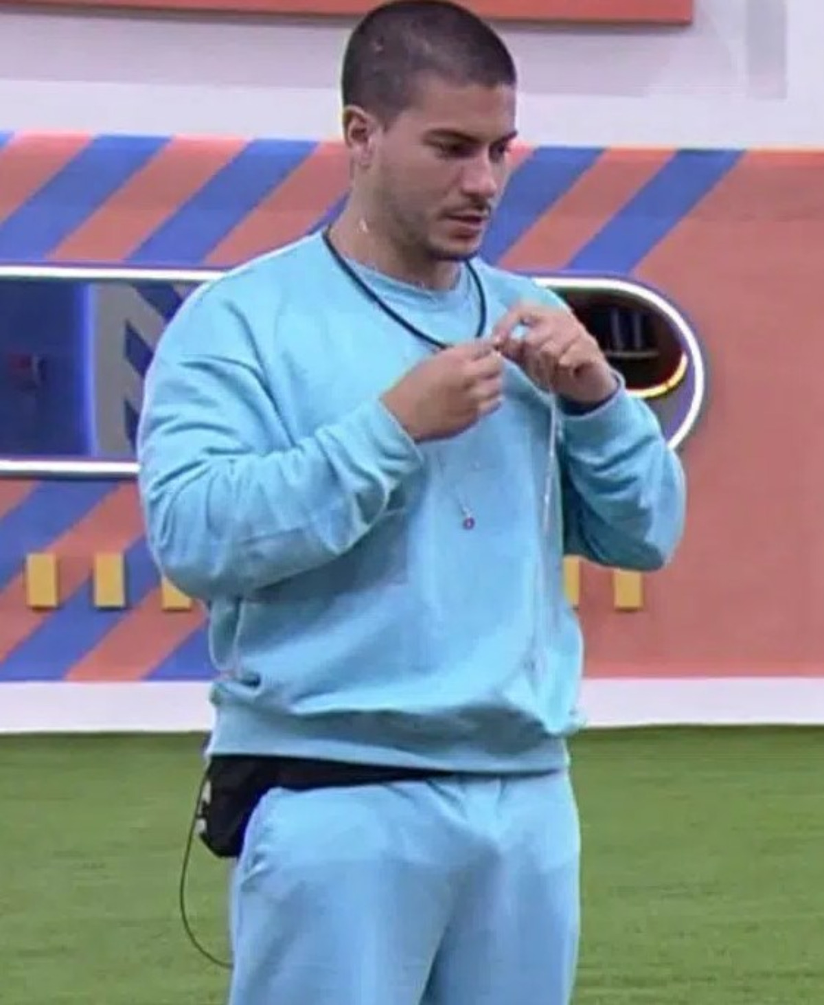 Arthur Aguiar usou um moletom que fez sucesso na web (Foto: Reprodução / Globoplay)