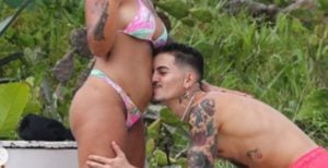 Biel beija barriga da companheira e está ansioso pela paternidade (Reprodução/ Instagram)