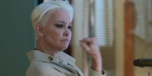 Carmem surta ao descobrir quem é sua nora (Foto: Reprodução/Globo)