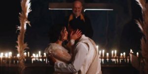 Samuel e Pilar se beijam em seu casamento na novela Nos Tempos do Imperador (Foto: Reprodução/Globo)