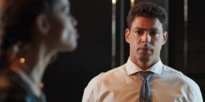 Christian conta a verdade para Bárbara na novela Um Lugar ao Sol (Foto: Reprodução/Globo)