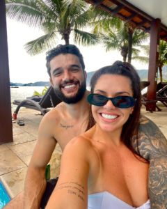 Ex-mulher de Tom Veiga posta foto ao lado de novo namorado em viagem (Foto: Divulgação/Instagram)