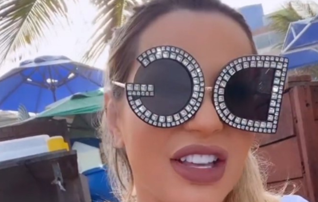 Deolane Bezerra e seu óculos cafona (Foto: Reprodução/ Instagram)
