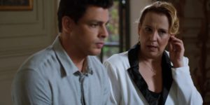 Christian é pressionado pela mãe na novela Um Lugar ao Sol (Foto: Reprodução/Globo)