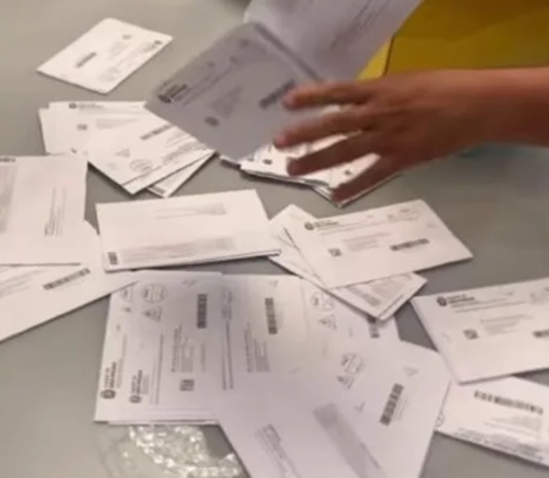 Deolane Bezerra mostrou em seus Stories as mais de 50 multas que recebeu em casa (Foto: Reprodução/ Instagram)