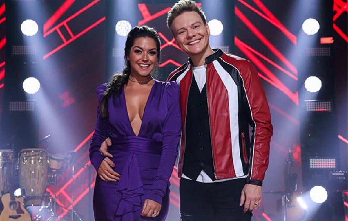 Michel Telo e Thais Fersoza no palco do The Voice