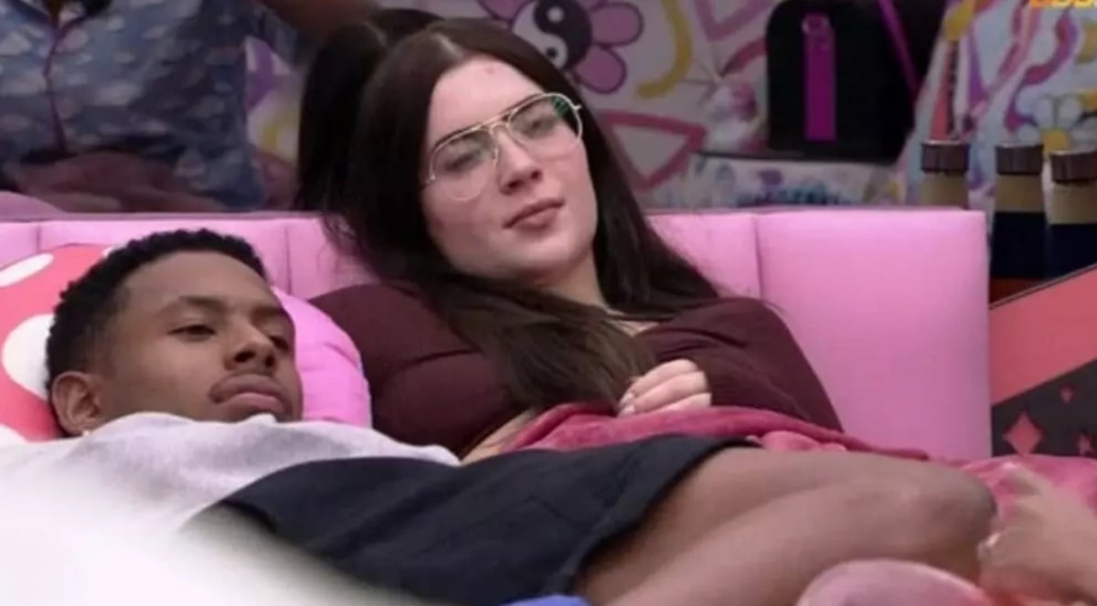 Jade Picon gosta de ficar grudadinha em Paulo André (Reprodução/ TV Globo)