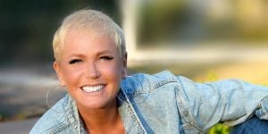 Xuxa foi flagrada descalça em concessionária junto com marido (Foto: Reprodução)