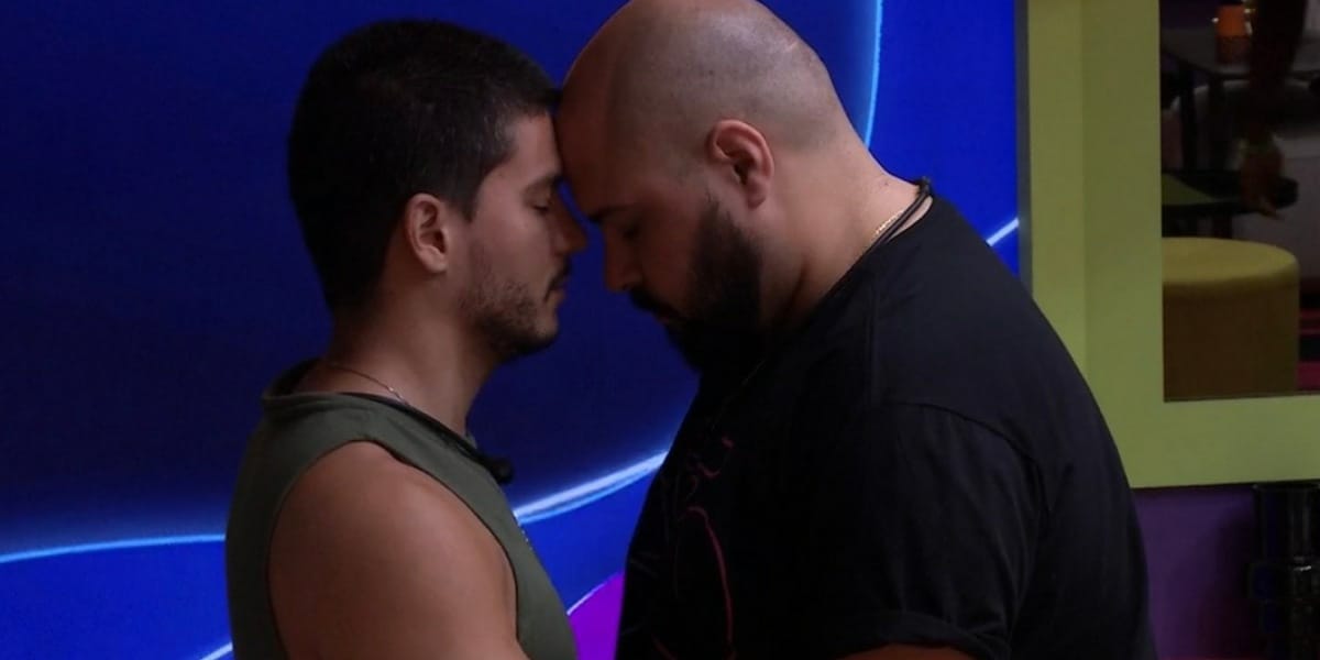BBB22: Arthur Aguiar e Tiago Abravanel "trocam energia" e viram piada na web