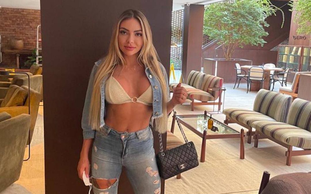 A fim de se dedicar a plataforma OnlyFans, Flávia Oliver pede demissão da RedeTV!