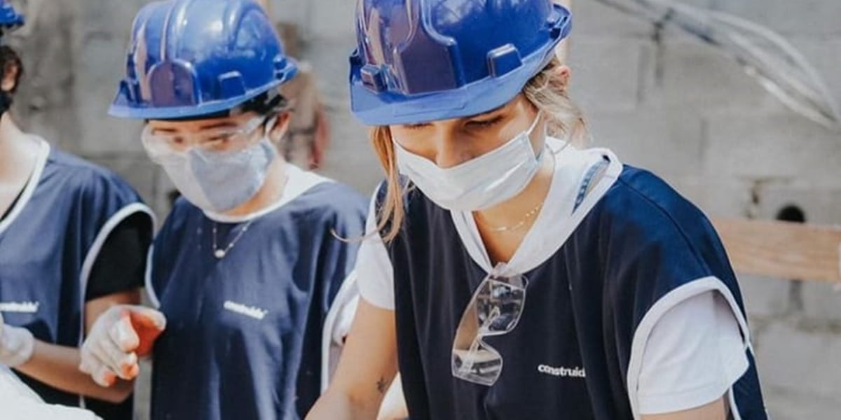 Sasha ajudou a construir casa em comunidade (Foto: reprodução)