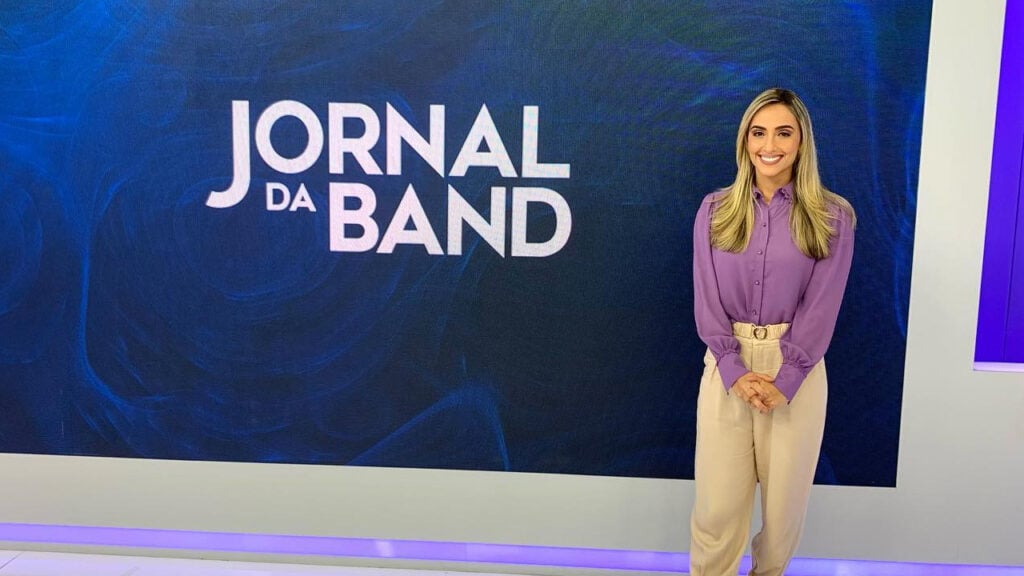 Yasmin Bachour apresentou o Jornal da Band no sábado (19); noticioso terá rodízio de apresentadores locais da Band (foto: Reprodução)