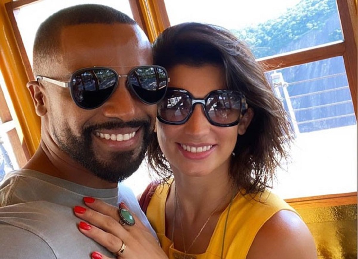 Alexandre Pires ao lado da atual esposa Sara Campos