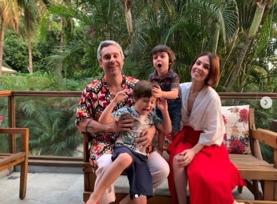 Alexandre Nero ao lado da esposa dos e filhos (Foto: Reprodução)