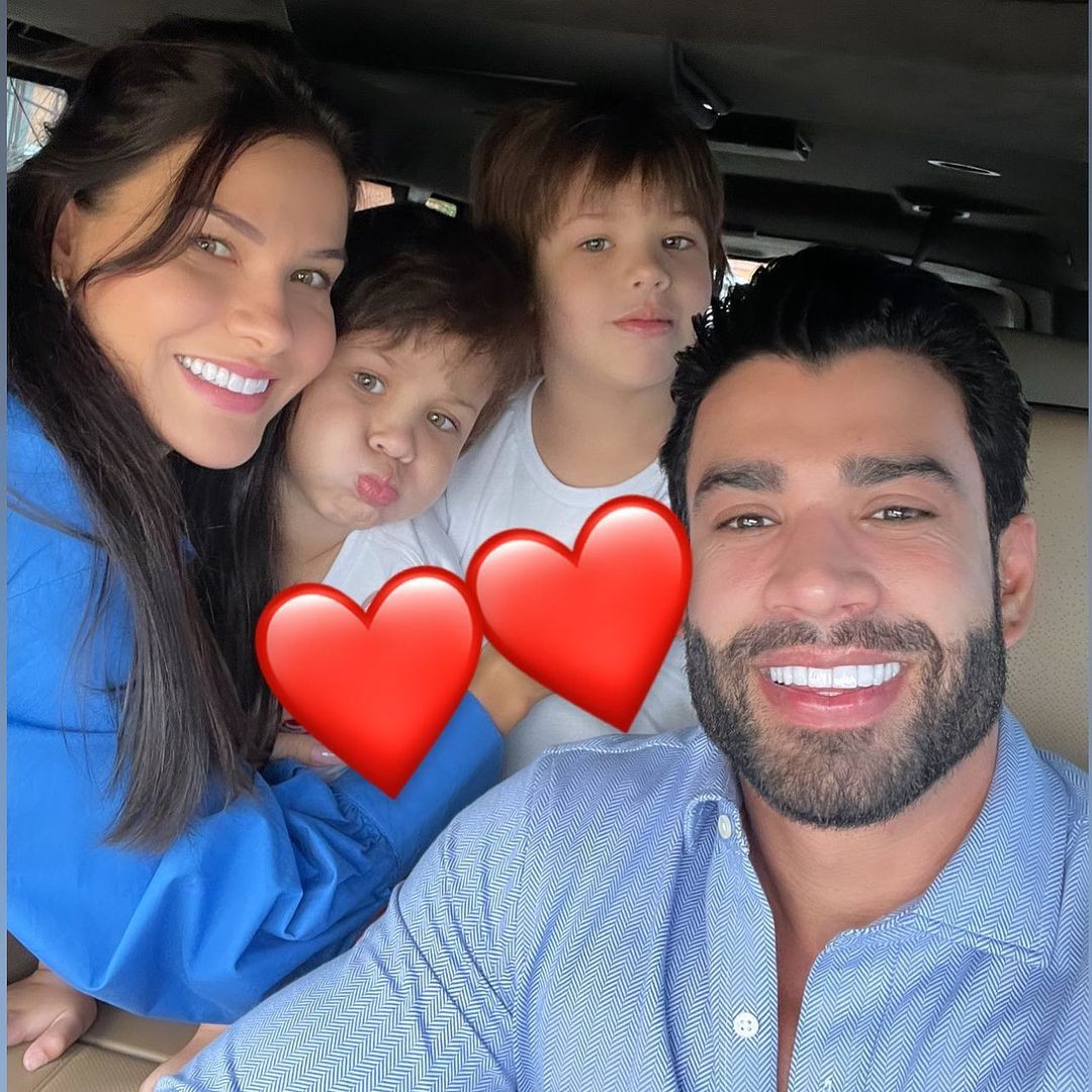 Andressa Suita em registro do primeiro dia de aula dos filhos e com o maridão, Gusttavo Lima