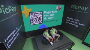 Arthur e Lucas foram os primeiros a terminarem a primeira rodada da prova (Foto: Reprodução / Globoplay) Arthur e Lucas foram os primeiros a terminarem a primeira rodada da prova (Foto: Reprodução / Globoplay)