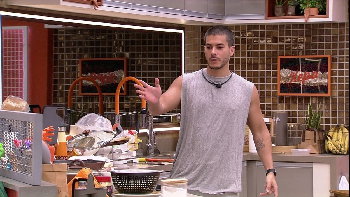 BBB22: Arthur Aguiar e Gustavo se alfinetam na cozinha da Xepa (Foto: Reprodução)
