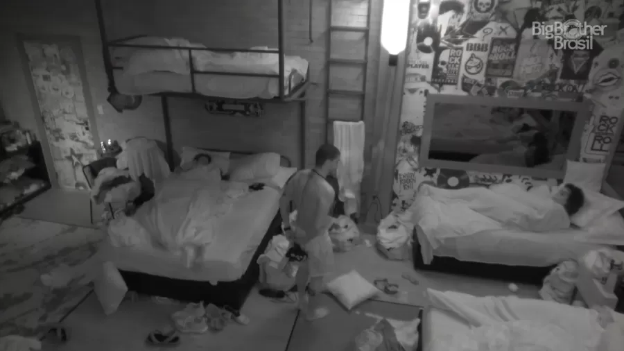 Linn da Quebrada e Arthur Aguiar discutem no BBB22 por conversa no quarto de madrugada Linn da Quebrada e Arthur Aguiar discutem no BBB22 por conversa no quarto de madrugada