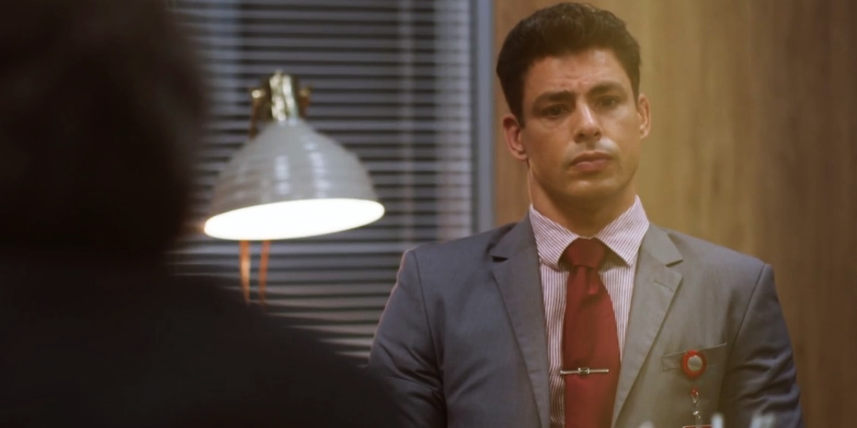 Christian vai tentar de tudo para não ser pego na novela Um Lugar ao Sol (Foto: Reprodução/Globo)