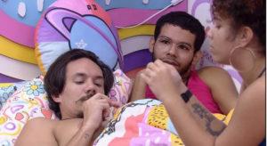 Vyni ao lado de Maria e Eliezer, seus grandes amigos no BBB22 (Foto: Reprodução / Globoplay)