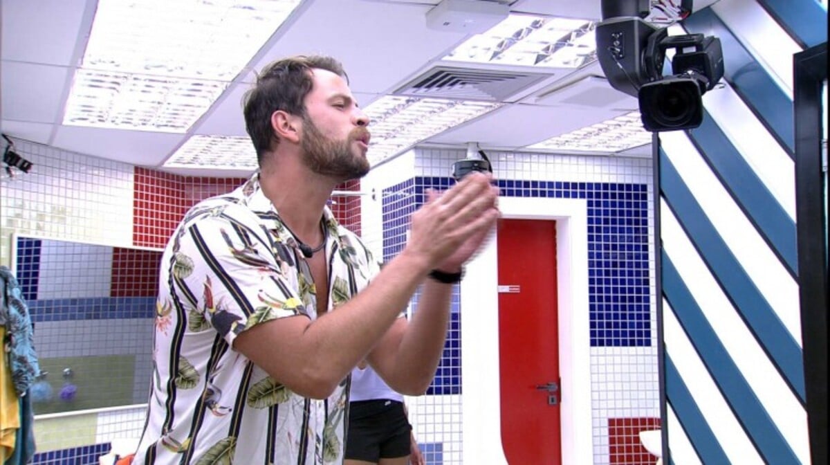 BBB22: Larissa e Gustavo discutem pela manhã (Foto: Reprodução)