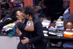 Eliezer e Natália trocaram beijos, mesmo o brother estando com herpes nos lábios (Foto: Reprodução / Globoplay)