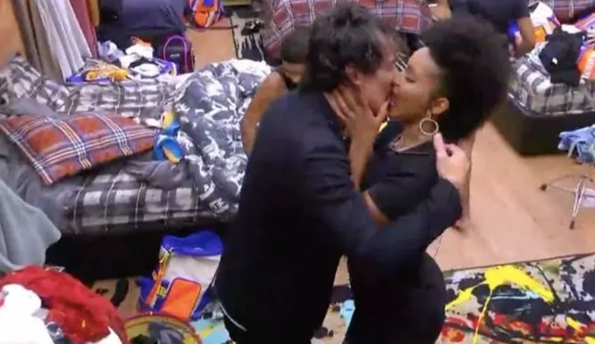 Natália puxa Eliezer e dá beijo, que foi prontamente retribuído (Reprodução/Globoplay)