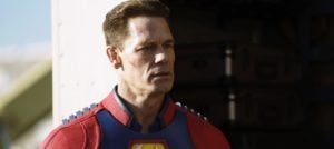 Pacificador (John Cena) em cena na série (Foto: Reprodução/HBO Max)