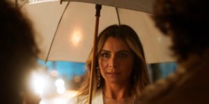 Paula fica em choque com o noivo e a ex na novela Quanto Mais Vida Melhor (Foto: Reprodução/Globo)