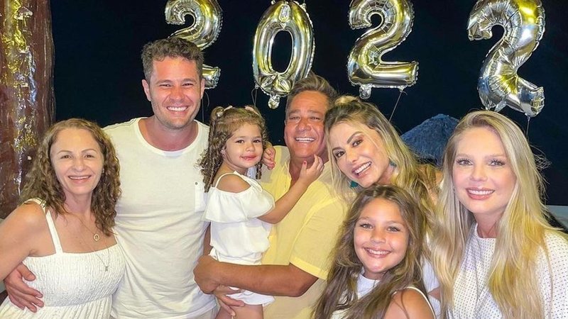 Pedro Leonardo ao lado da família no ano novo- Foto: Reprodução