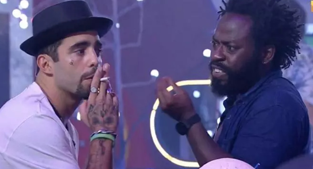 Pedro Scooby e Douglas Silva em conversa na festa do líder (Reprodução/ Globoplay)
