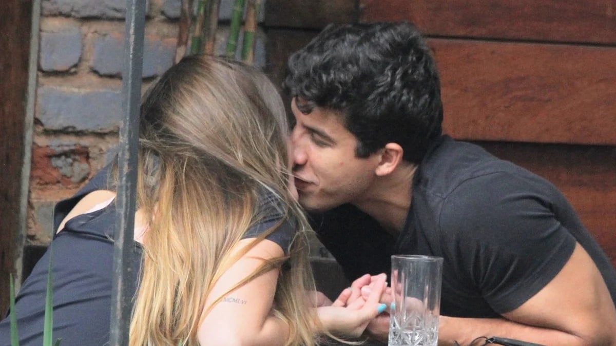 O ator Ricky Tavares é flagrado aos beijos com novo affair (Reprdução/ Montagem/ Internet)