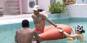 Jade Picon, Paulo André e Pedro Scooby falam sobre jogo enquanto aproveitam a piscina (Foto: Reprodução / Globoplay) Jade Picon, Paulo André e Pedro Scooby falam sobre jogo enquanto aproveitam a piscina (Foto: Reprodução / Globoplay)
