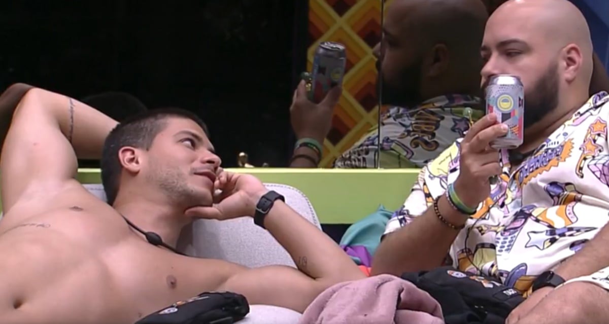 Tiago Abravanel explica a sensação de comer algod]ao doce para Arthur Aguiar (Reprodução/ TV Globo)