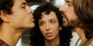 Tigrão enfrenta Roni na frente de Tina na novela Quanto Mais Vida Melhor (Foto: Reprodução/Globo)