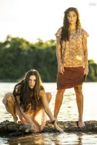 Juliana Paes e Alanis Guillen são mãe e filha em 'Pantanal'(Foto: Reprodução / Globo)