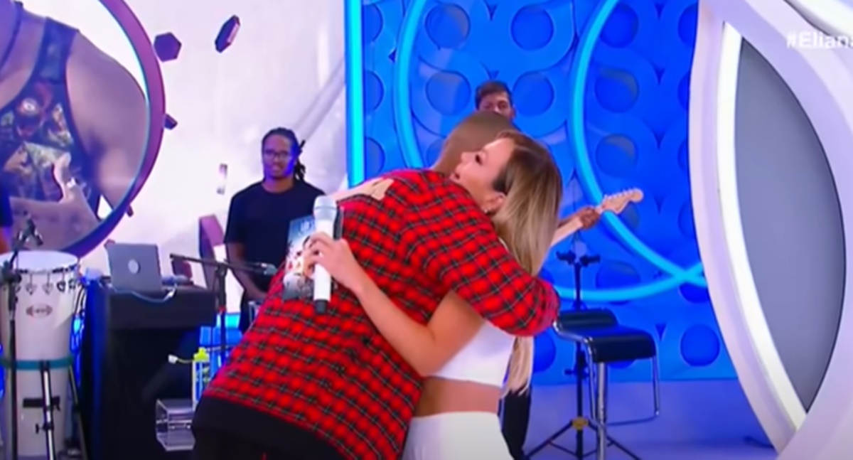 Eliana dá abraço e beija Léo Santana, em seu programa 