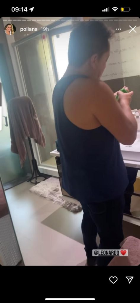 Poliana Rocha pega Leonardo no flagra em seu banheiro (Reprodução)