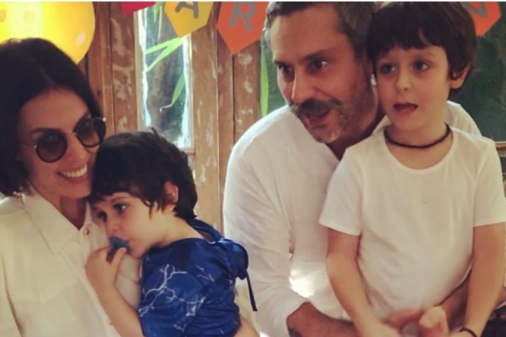 Alexandre Nero e Karen Brutollin com os dois filhos do casal- Foto: Reprodução Alexandre Nero e Karen Brutollin com os dois filhos do casal- Foto: Reprodução
