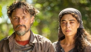Gil (Enrique Diaz) e Maria (Juliana Paes) chegam ao Pantanal na chalana de Eugênio (Almir Sater) (Foto: Reprodução / Globo)
