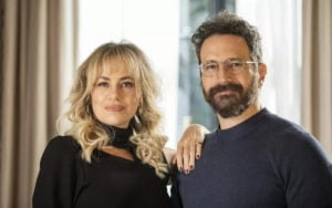 Karine Teles e Caco Ciocler em 'Pantanal': versão da Globo aumenta antagonismo de Gustavo (Foto: Reprodução / Globo)