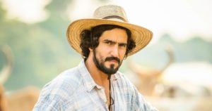 José Leôncio (Renato Góes) em Pantanal; ator se embrenhou no mato pelo papel de protagonista (Foto: Reprodução / Globo)