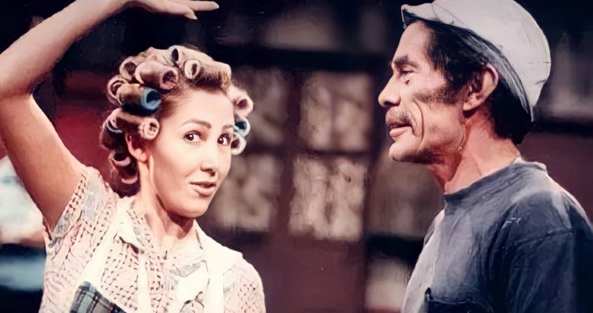 Seu Madruga (Ramón Valdés) e dona Florinda (Florinda Meza) em cena nos bastidores do seriado mexicano "Chaves" 