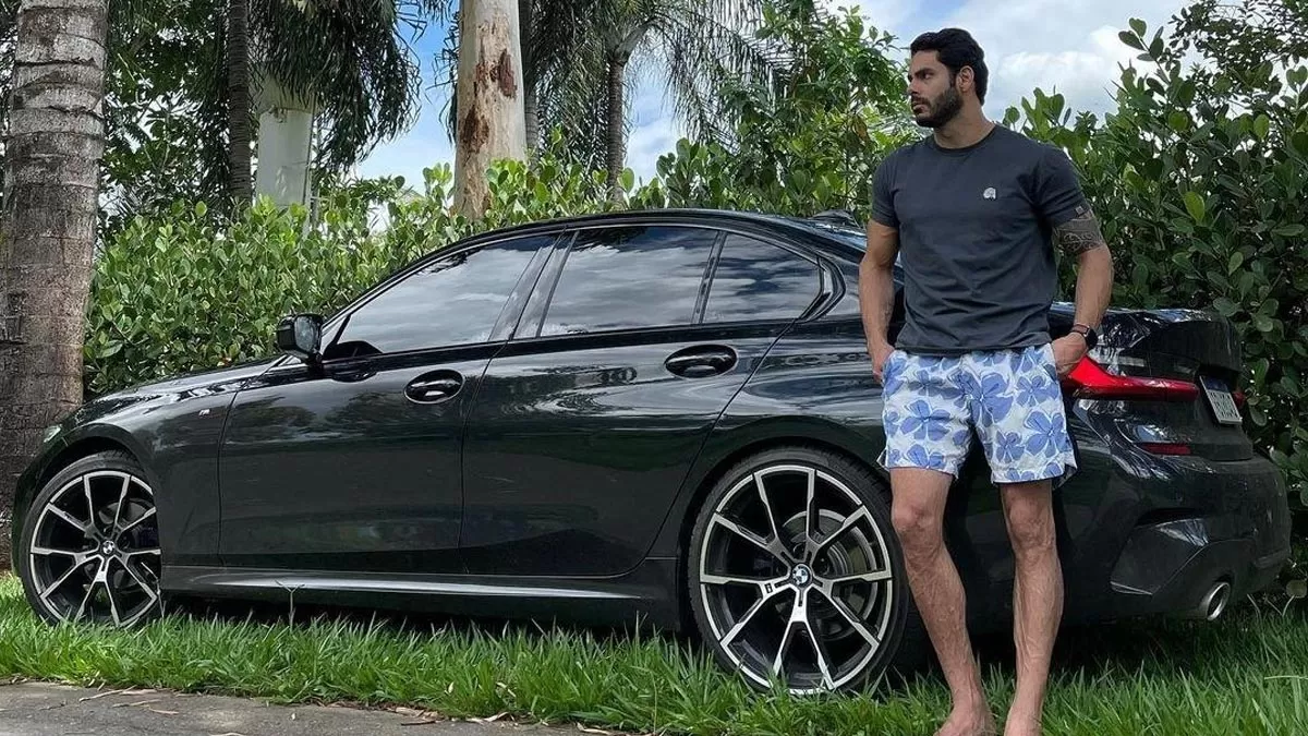 Rodolffo ao lado do seu carro luxuoso (Foto: Reprodução)