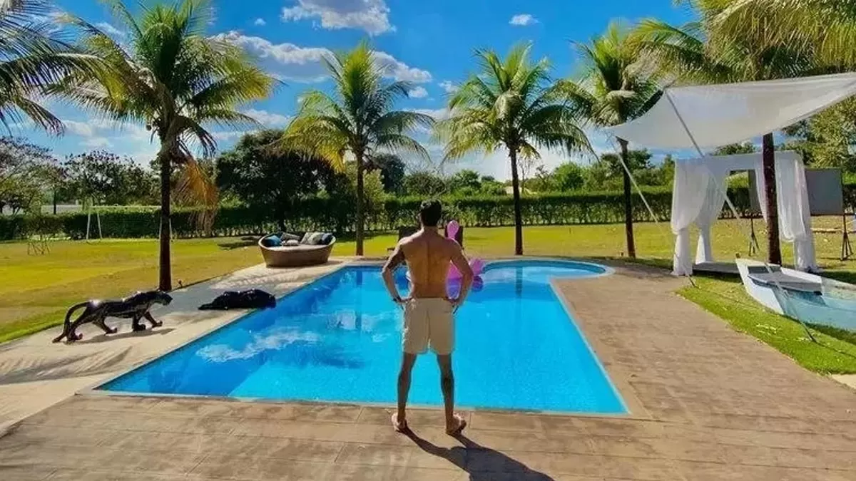 Mansão: Rodolffo e sua piscina (Foto: Reprodução)