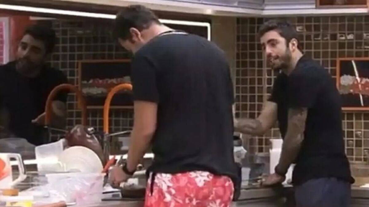 BBB22: Pedro Scooby briga com Gustavo e pega comida do lixo (Foto: Reprodução) BBB22: Pedro Scooby briga com Gustavo e pega comida do lixo (Foto: Reprodução)