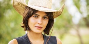 Julia Dalavia é Guta no remake de Pantanal (Foto: Reprdoução/Globo)